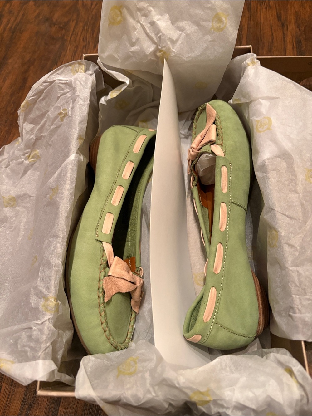 ⭐️LE DISCONTINUED⭐️ BØRN Crown Opal II FLAT - Green/Cream Suede- Women’s 7 US - Picture 4 of 6